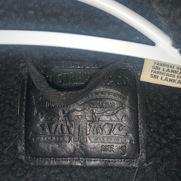 Levi’s black fuzzy jean jacket - Picture 3 of 3